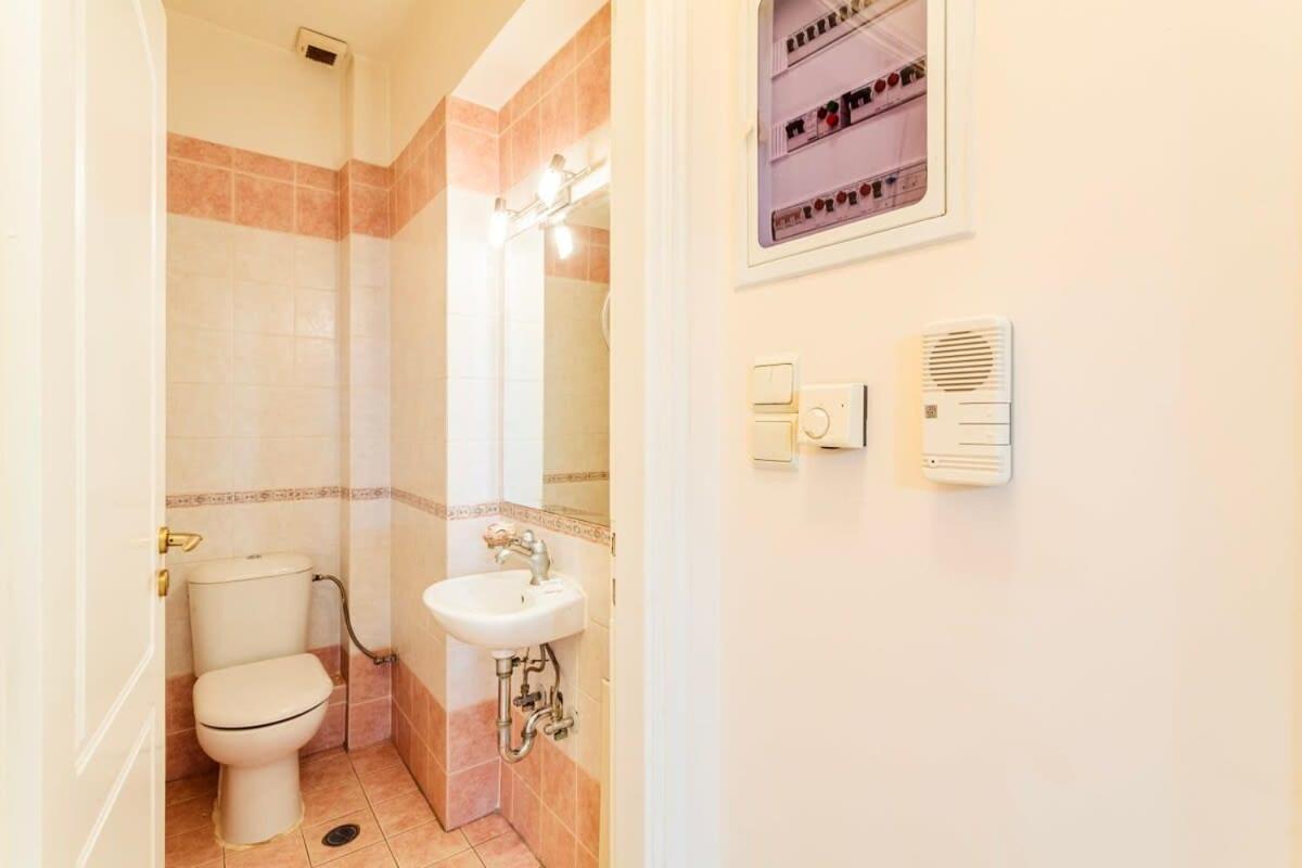 Spacious Urban Haven-family Home, Perfect Location Kalamata